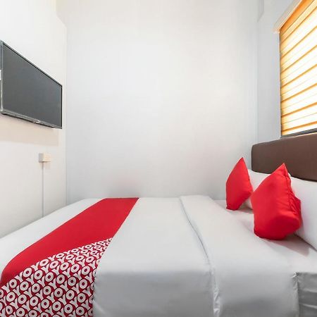 Super Oyo 515 Finnex Hotel Мандалуйонг Экстерьер фото